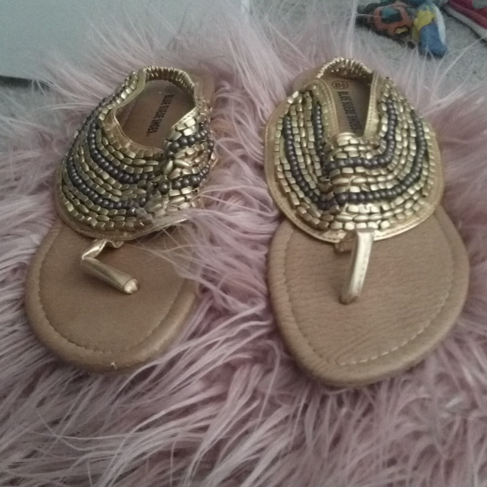 "Gold snadals"